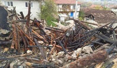 Kütahya'da ahşap ev alev alev yandı: 1 ölü